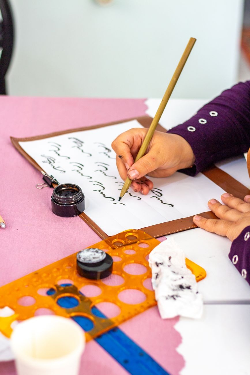 Artisan hand-lettering with brush pens and chalk at Spinwinera workshop